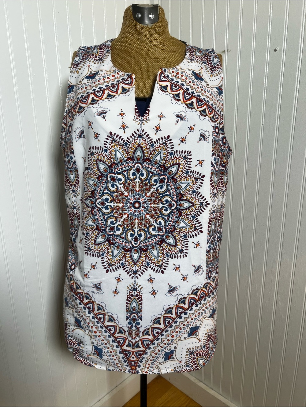 Women's verse White Sleeveless Medallion Print Top